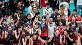 Laga ekshibisi bola voli Fun Volleyball antara Red Sparks menghadapi tim putri Indonesia All Star yang berlangsung di Indonesia Arena, Senayan, Jakarta, Sabtu (20/4/2024) berakhir dengan kemenangan 3-2 (25-17, 25-15, 19-25, 18-25 dan 15-12) untuk Red Sparks. Dalam laga yang dibumbui hiburan dengan saling tukar beberapa pemain maupun pelatih pada gim ketiga dan keempat, termasuk Megawati Hangestri yang terpilih menjadi pemain terbaik (MVP), mampu menghibur para pecinta bola voli tanah air yang memadati Indonesia Arena. (Bola.com/Bagaskara Lazuardi)