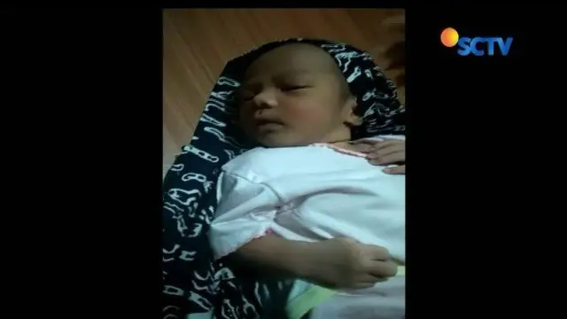 Seorang bayi ditemukan hanya berselimut kain di teras rumah warga di Tasikmalaya, Jawa Barat. Bayi itu ditemukan di teras rumah warga dengan hanya berselimut kain, serta satu kantong plastik berisi popok dan minyak telon.