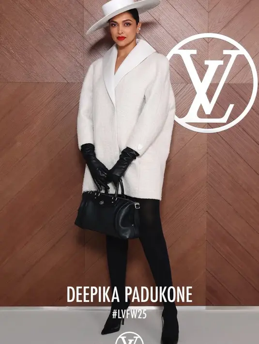 Deepika Padukone mengenakan coat putih senada dengan topi nya dipadukan stocking hitam serasi dengan gloves leather, heels, dan tasnya. [dok. Louis Vuitton]