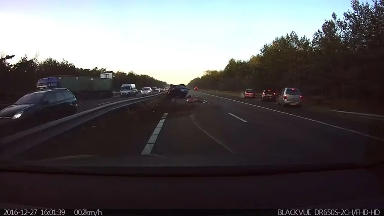[Bintang] Dashcam Canggih Ini Bisa Prediksi Kecelakaan, Ini Buktinya!