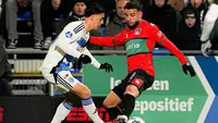 Eliano Reijnders dan Calvin Verdonk saling beradu dalam laga Eredivisie 2024/2025 yang mempertemukan PEC Zwolle Vs NEC Nijmegen, Minggu (12/1/2025) dini hari WIB. (Dok. NEC Nijmegen)
