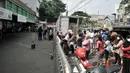 Warga berada di luar gedung saat antre menunggu dibukanya salah satu pasar swalayan kebutuhan pokok di Jakarta, Senin (30/3/2020). Akibat makin merebaknya pandemi Covid-19 di Jakarta mendorong warga rela datang lebih awal dari jam buka pasar swalayan. (merdeka.com/Iqbal S. Nugroho)