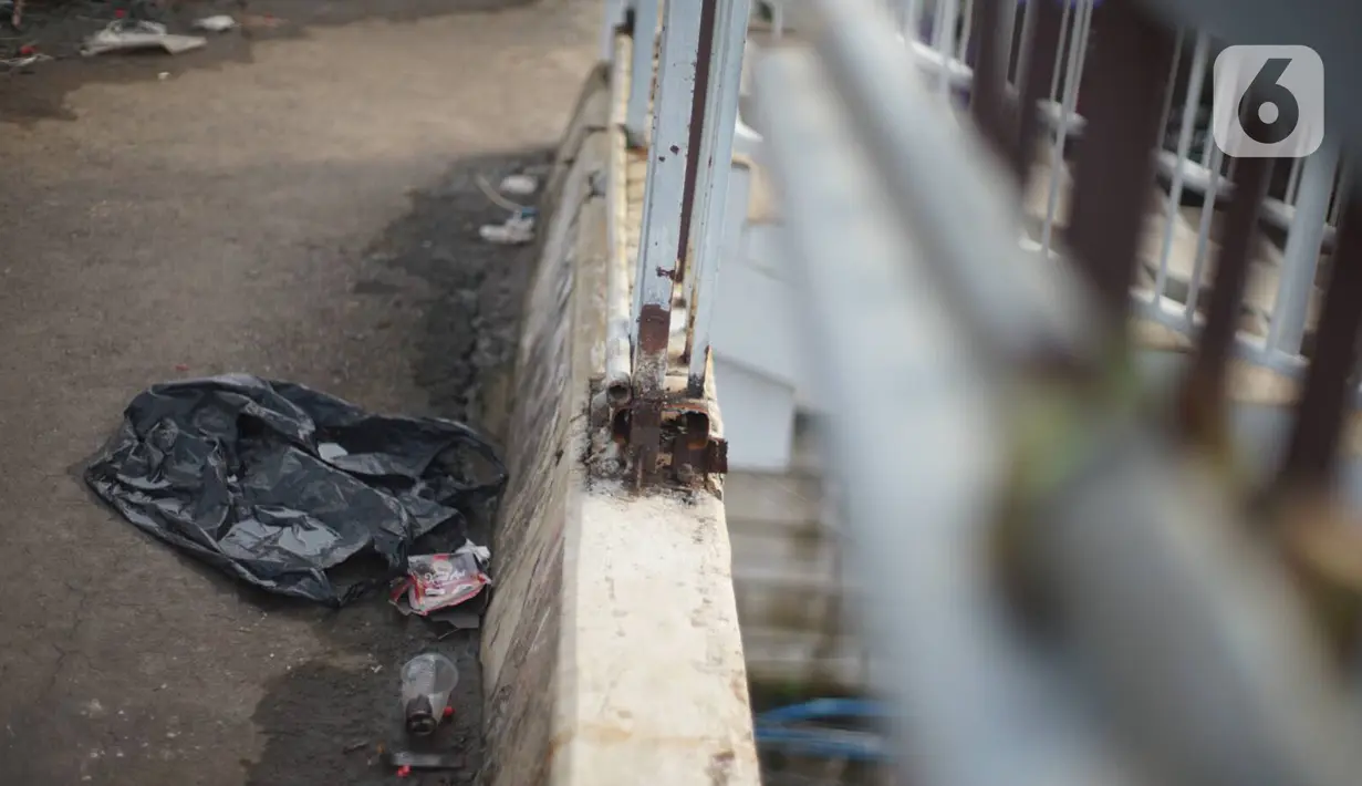 Kondisi pagar JPO yang melintang di atas jalan tol dalam kota dan Jalan Gatot Soebroto di Mampang, Jakarta, Selasa (4/2/2020). Kurangnya perawatan menyebabkan kondisi pagar JPO tersebut banyak yang berkarat sehingga berpotensi membahayakan pejalan kaki yang melintas. (Liputan6.com/Immanuel Antonius)