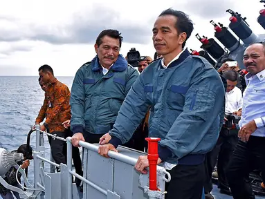 Presiden Joko Widodo (kanan) bersama Menko Polhukam Luhut Panjaitan (kedua kanan) saat berada di atas kapal perang KRI Imam Bonjol 383 di perairan Natuna, Kepulauan Riau, Kamis (23/6). (Foto: Setpres)