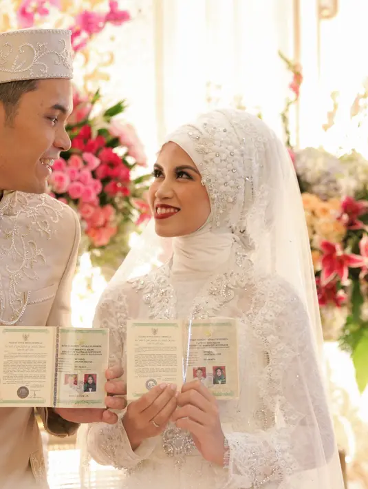 Meski seperangkat salat dan hadist menjadi mas kawin, Ben Kasyafani tetap memberikan cincin kawin pada Nesyana Ayu Nabila alias Ines. (Adrian Putra/Bintang.com)