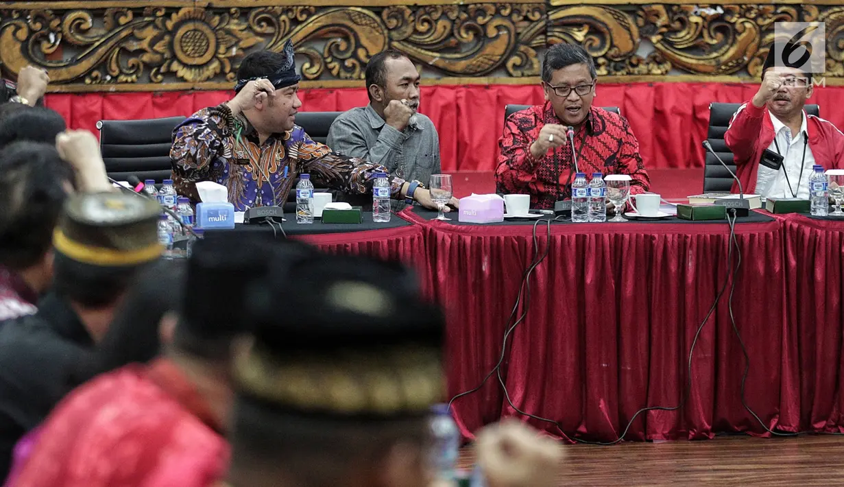 Sekjen PDIP Hasto Kristiyanto (dua kanan) saat menerima Pasukan Adat Nusantara Indonesia (PANI) di Kantor Pusat PDIP, Menteng, Jakarta, Rabu (13/2). PANI berisi pemangku adat serta kerajaan dan keraton seluruh Indonesia. (Liputan6.com/Faizal Fanani)