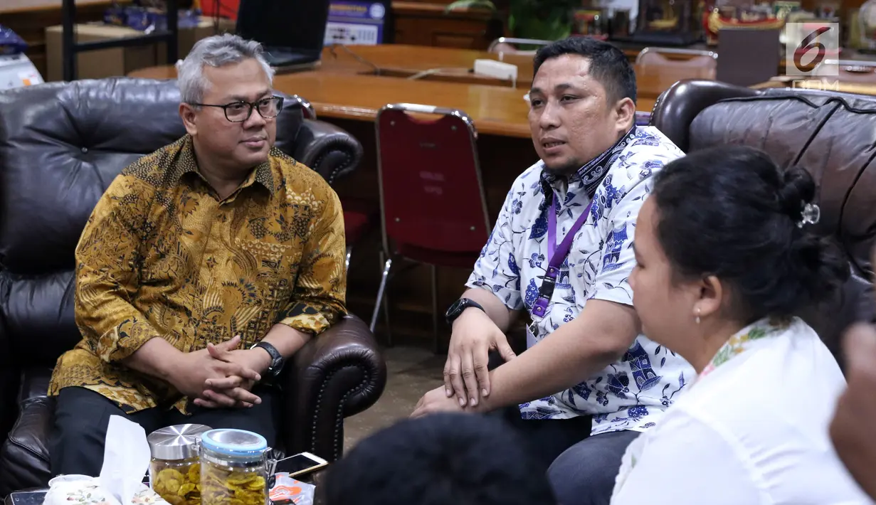 Ketua KPU RI, Arief Budiman (kiri) saat menerima audiensi perwakilan Asosiasi Pengajar Hukum Tata Negara di Jakarta, Selasa (27/11). Pertemuan untuk menindaklanjuti putusan MK, MA dan PTUN. (Liputan6.com/Helmi Fithriansyah)