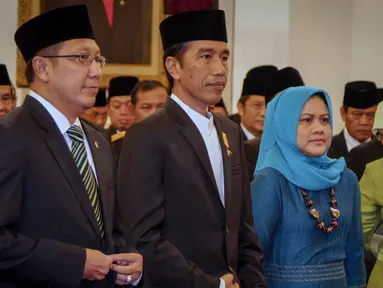 Presiden Jokowi (tengah) didampingi Ibu Negara, Iriana Jokowi (kanan) dan Menag Lukman Hakim menghadiri acara Peringatan Isra Miraj Nabi Muhammad SAW Tahun 1436 H/2015 M di Istana Negara, Jakarta, Jumat (15/5) malam. (Liputan6.com/Faizal Fanani)