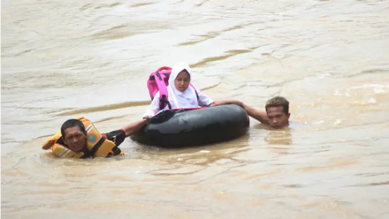 Anak Sekolah Menyeberangi Sungai