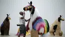 Seniman Amerika, Nick Cave berbicara dengan penari yang mengenakan kostum menyerupai kuda saat latihan di Sydney, Australia (8/11). Dalam penampilannnya yang berjudul HEARD.SYD, Nick Cave akan menampilkan 30 penari dengan kostum kuda. (Reuters/Jason Reed)