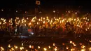 Sejumlah orang berpakaian seperti Viking mengelilingi kapal sambil membawa obor selama festival Up Helly Aa Viking di Lerwick, Kepulauan Shetland, Skotlandia (31/1). Hingga saat ini perayaan ini masih tetap digelar tiap tahunnya.(AFP/Andy Buchanan)