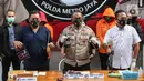 Kabid Humas Polda Metro Jaya, Kombes Pol Yusri Yunus menunjukkan barang bukti milik tersangka artis Catherine Wilson di Polda Metro Jaya,  Sabtu (18/7/2020). Catherine menjadi tersangka penyalahgunaan narkoba usai di tangkap petugas di rumahnya. (Liputan6.com/Faizal Fanani)