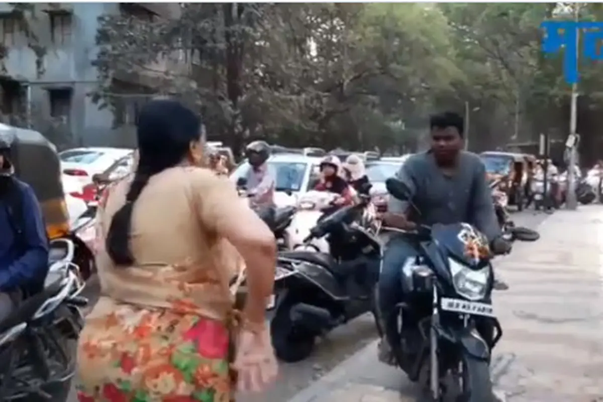 Usir Pengendara Motor dari Trotoar, Seorang Nenek Viral