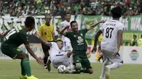 Pemain Persebaya Surabaya, Manu Jalilov, ditekel gelandang Arema, Hanif Abdurrauf Sjahbandi, dalam leg pertama final Piala Presiden 2019 di Stadion Gelora Bung Tomo, Selasa (9/4/2019). Persebaya dan Arema bermain imbang 2-2. (Bola.com/Yoppy Renato)