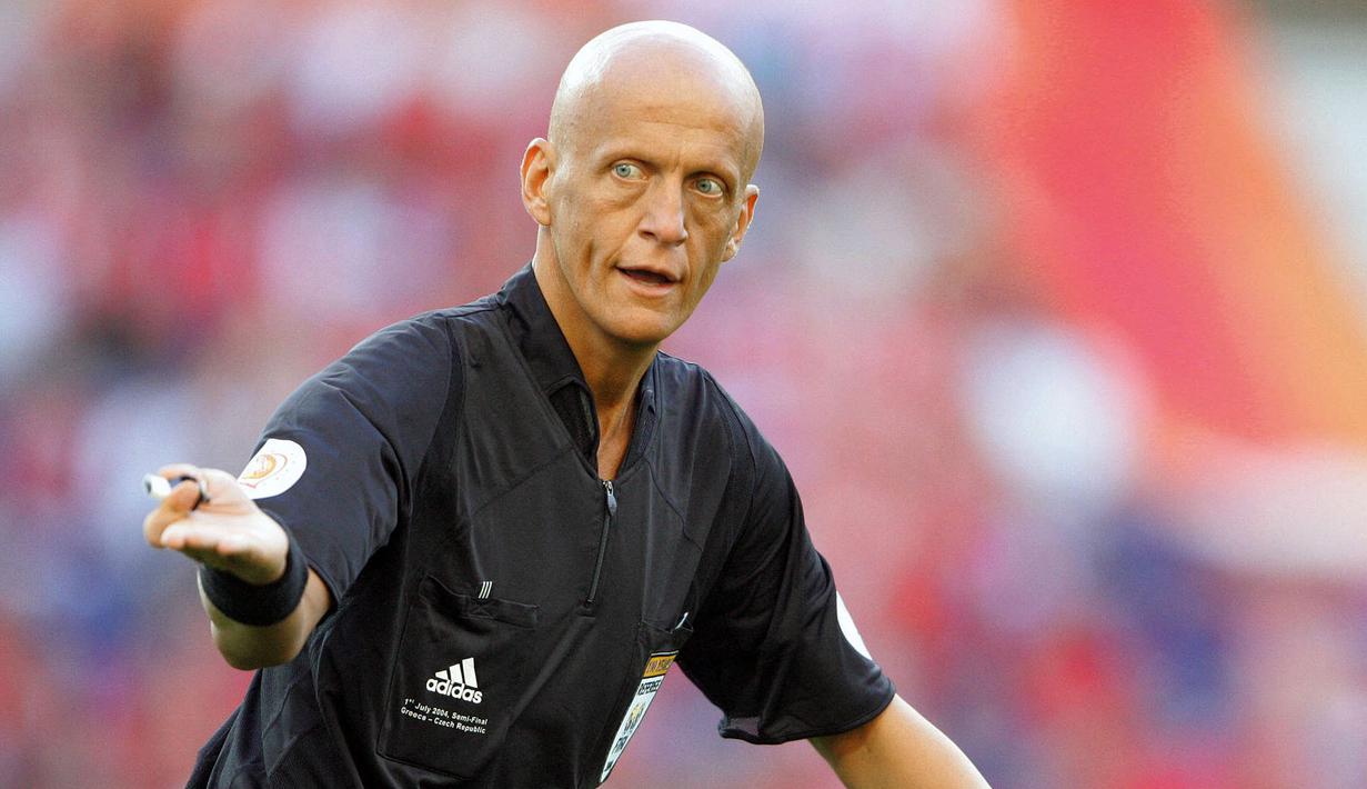 Wasit Pierluigi Collina saat memimpin laga semifinal Euro 2004 antara Yunani melawan Republik Ceko di Estadio do Dragao, Porto, 1 Juli 2004. (AFP/Mladen Antonov)