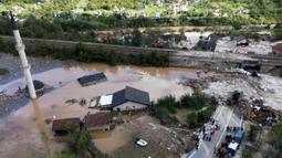 Sebuah foto udara menunjukkan tim penyelamat dan tim darurat membersihkan puing-puing dan mencari korban selamat di daerah banjir di sepanjang ngarai sungai Neretva setelah hujan lebat di desa Donja Jablanica, sekitar 50 Km (31 mil) di barat daya Sarajevo, pada tanggal 4 Oktober 2024. (ELVIS BARUKCIC/AFP)