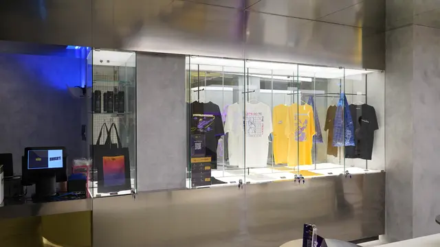 Uji Coba Makan Ayam Goreng di Luar Angkasa yang Futuristik