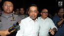 Menteri Sosial Idrus Marham berjalan keluar seusai menjalani pemeriksaan di gedung KPK, Jakarta, Kamis (19/7). Mantan Sekjen Partai Golkar tersebut diperiksa sebagai saksi untuk tersangka Johannes Budisutrisno Kotjo. (Merdeka.com/Dwi Narwoko)