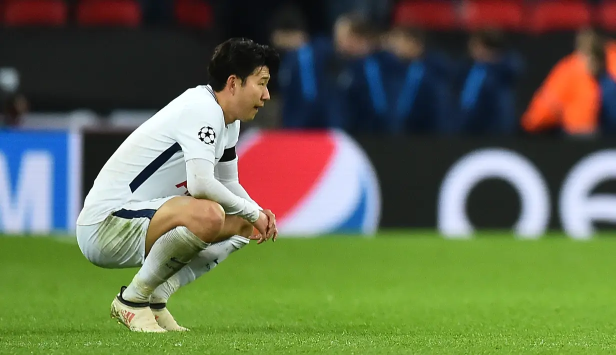 Striker Tottenham Hotspur, Son Heung-Min berjongkok di lapangan saat menjamu Juventus pada leg kedua babak 16 besar Liga Champions di Wembley, Kamis (8/3). Kekalahan dari Juventus membuat Heung-Min terlihat begitu emosional. (Glyn KIRK/AFP)