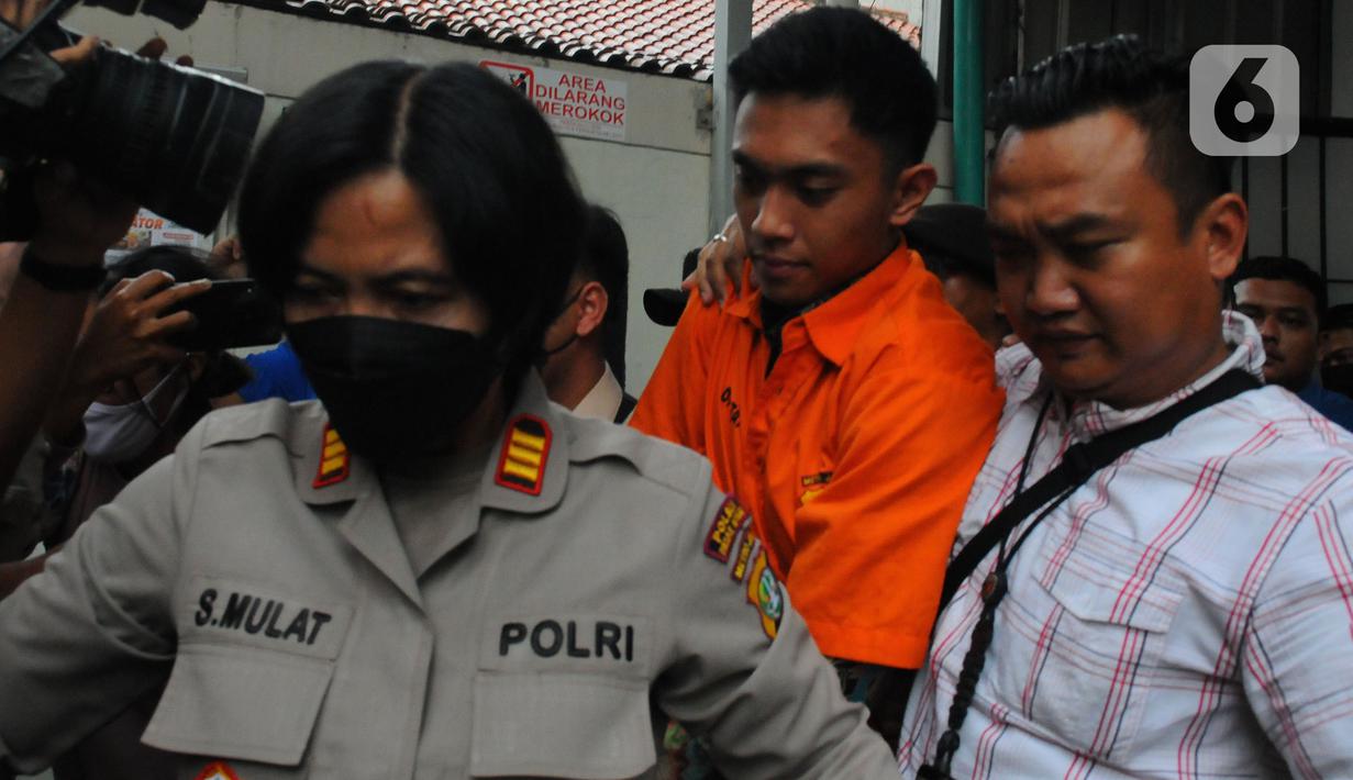 Khusus untuk AG dipersangkakan dengan Pasal premier 353 ayat (2) KUHP jo Pasal 55 ayat (1) ke-1 KUHP mengenai perbuatan itu mengakibatkan luka berat. (merdeka.com/Imam Buhori)