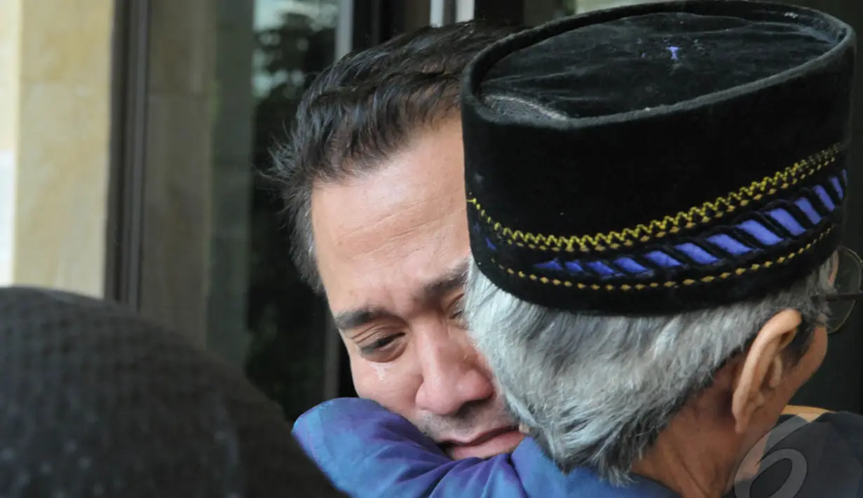 Lukman Sardi memeluk kerabatnya saat ayahnya, Idris Sardi meninggal dunia, Senin (28/4/2014)  (Liputan6.com/Panji Diksana).