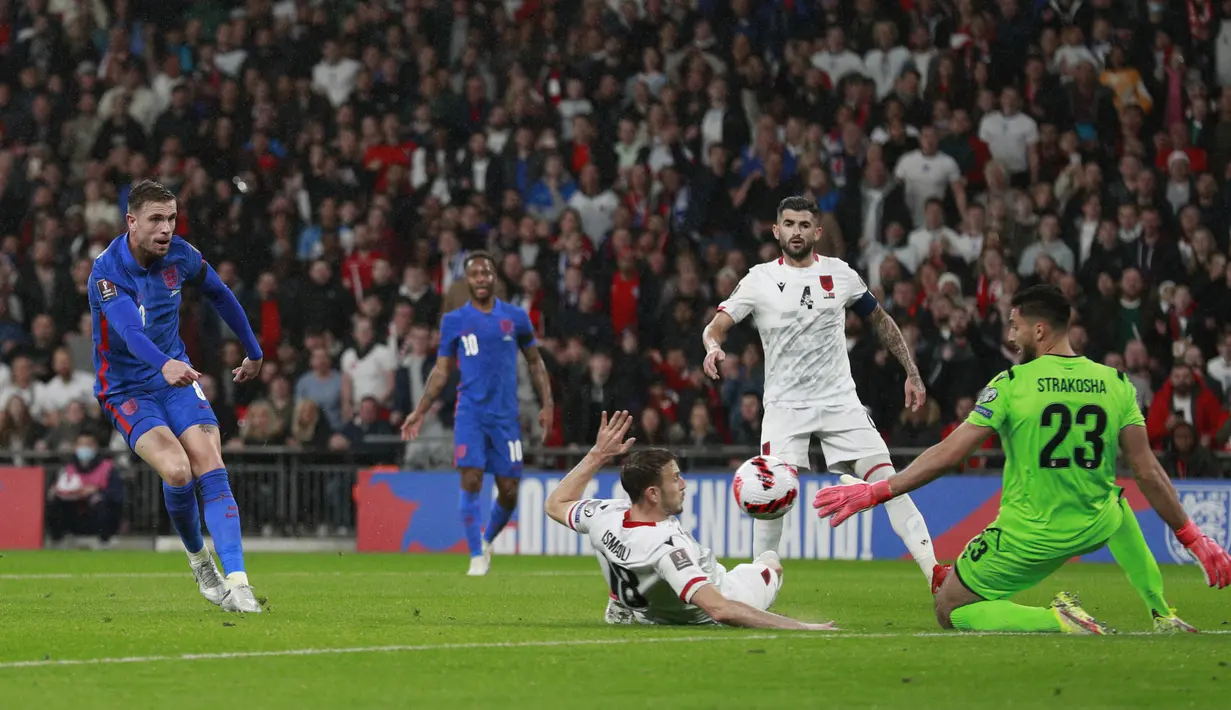 Gelandang Inggris, Jordan Henderson saat mencetak gol ke gawang Albania pada pertandingan Grup I kualifikasi Piala Dunia 2022 di stadion Wembley di London, Sabtu (13/11/2021). Inggris unggul tiga poin dari Polandia di posisi kedua klasemen. (AP Photo/Ian Walton)