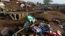 Warga tertidur ketika tengah melakukan evakusi barang setelah diterjang banjir bandang di Kampung Cimacan, Kecamatan Tarogong, Kabupaten Garut, Kamis (22/9). Data sementara Basarnas Jabar, 57 rumah hanyut dan 633 rumah terendam. (Liputan6.com/Johan Tallo)