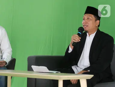 Ketua Dewan Pengawas Syariah HDI Muhammad Sofwan Jauhari dalam acara Talk Show Merintis Bisnis Syariah Bersama High Desert International (HDI) sekaligus penyerahan sertifikat syariah yang dikeluarkan oleh Dewan Syariah Nasional MUI, Jakarta (22/12/2021). (Liputan6.com/HO/Ading)