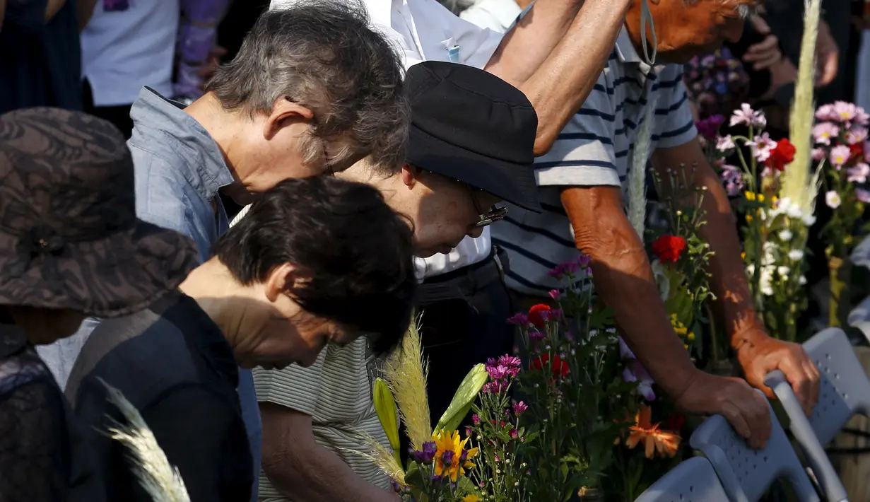 Sejumlah Warga berdoa pada saat peringatan 70 tahun meledaknya bom atom di Hiroshima, Jepang, (6/8/2015). 140.000 penduduk Jepang tewas akibat Bom Atom. (REUTERS/Thomas Peter)