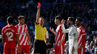 Wasit memberikan kartu merah kepada Sergio Ramos (dua kanan) saat Real Madrid menghadapi Girona dalam lanjutan La Liga di Stadion Santiago Bernabeu, Madrid, Spanyol, Minggu (17/2). Los Blancos kalah 1-2 dari Girona. (AP Photo/Andrea Comas)