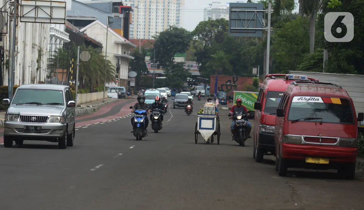 Suasana lalu lintas di kawasan Kota Tua, Jakarta, Jumat (31/12/2021).  Menyambut pergantian malam Tahun Baru 2022, kawasan kota Tua ditutup untuk sementara pada 31 Desember 2021 hingga 1 Januari 2022 untuk mencegah keramaian dan penyebaran Covid-19 varian Omicron. (merdeka.com/Imam Buhori)