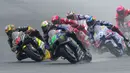 Pebalap Tim Mooney VR46, Marco Bezzecchi (kanan) memacu motornya saat MotoGP Argentina 2023 di Autódromo Termas de Río Hondo, Argentina, Senin (03/04/2023) dini hari WIB. (AFP/Juan Mabromata)
