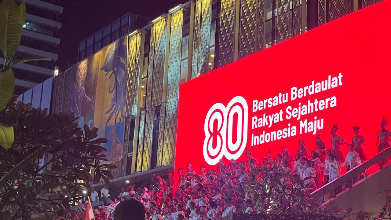 Prabowo Sapa Warga dari Sunroof Mobil Tiba di Karnaval HUT RI di Monas, Lagu Indonesia Bergema dengan Khidmat