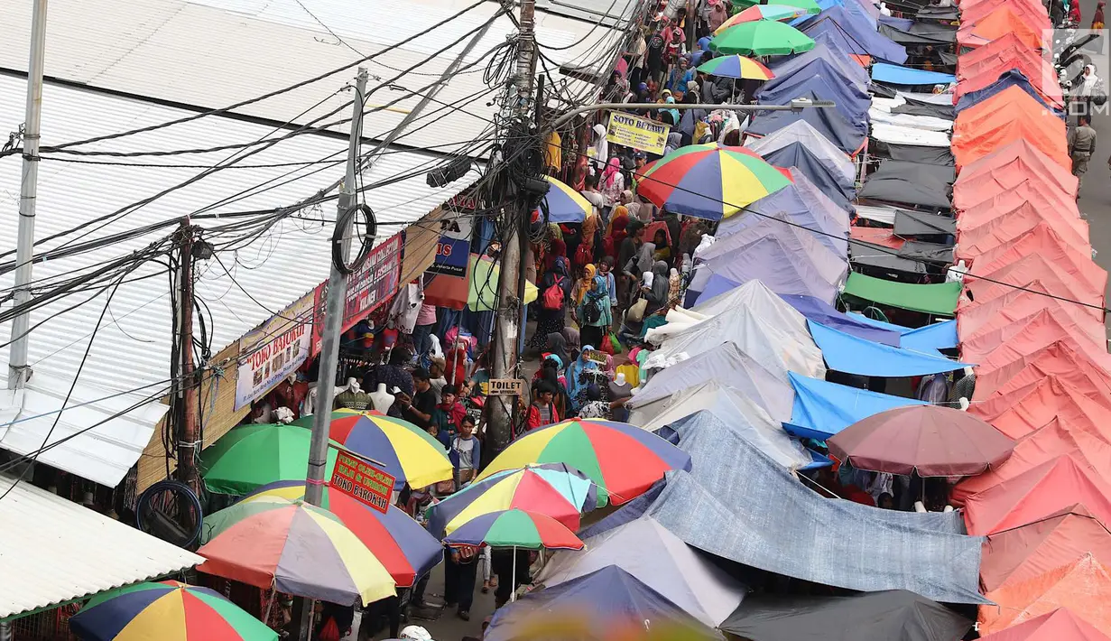 Suasana aktivitas jual beli pedagang kaki lima (PKL) di depan Stasiun Tanah Abang, Jakarta, Kamis (3/5). Diberikannya izin berjualan di kawasan tersebut menyebabkan fungsi trotoar dan jalan raya beralih fungsi. (Liputan6.com/Immanuel Antonius)