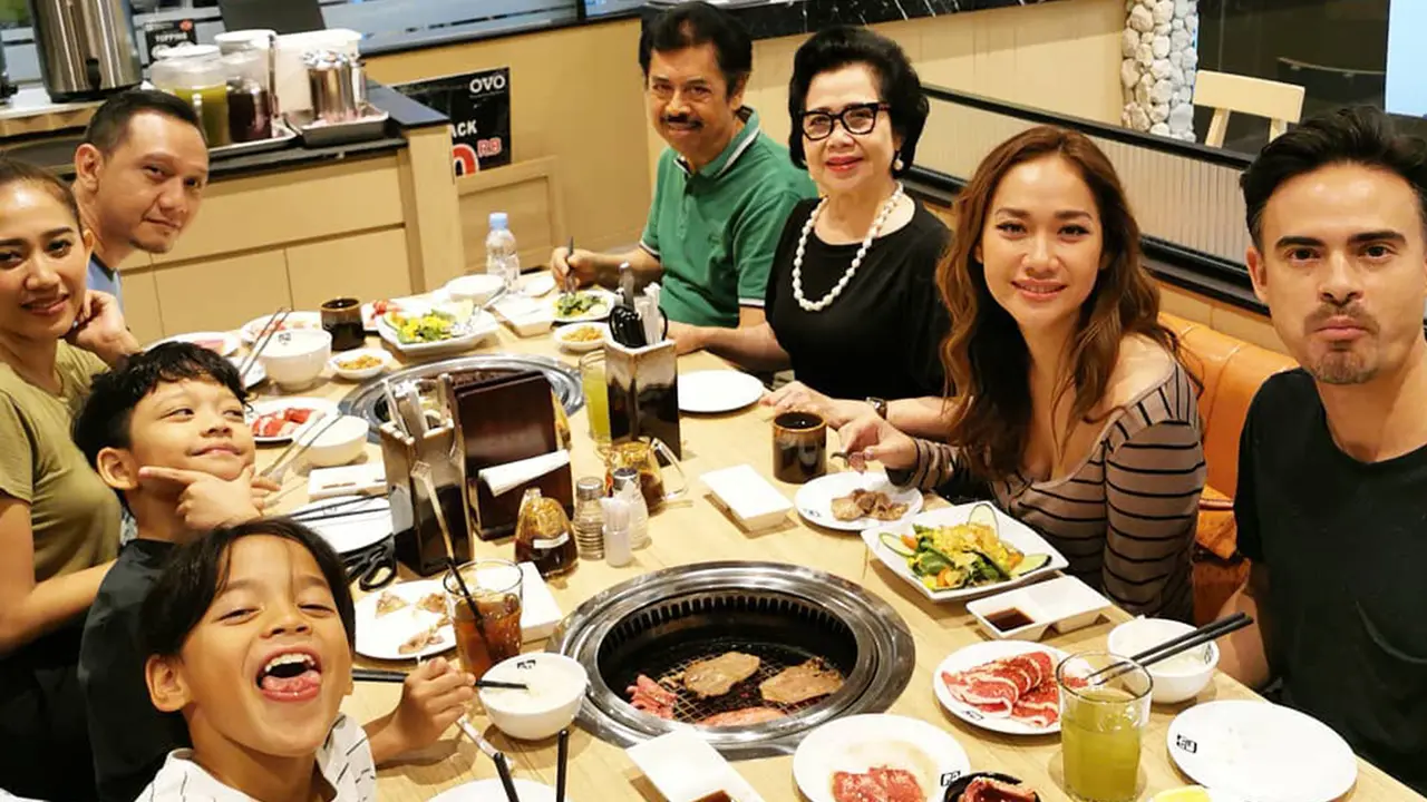 FOTO: Momen Keharmonisan Ashraf Sinclair dan Bunga Citra Lestari Bersama Sang Ibu, Dekat dan Kompak Abis