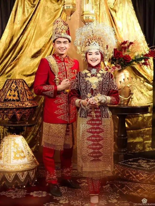 Baju adat Aceh yang dikenakan oleh Ria Ricis dan Teuku Ryan ini dikenal dengan nama Ulee Balang. (Instagram/fdphotography).