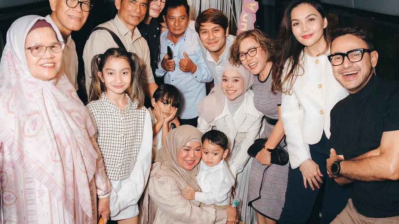 Dalam postingan tersebut, Billar dan Lesti tampak memasuki mobil barunya bersama keluarga besar mereka, yang cukup luas untuk menampung semua orang.<br><br>