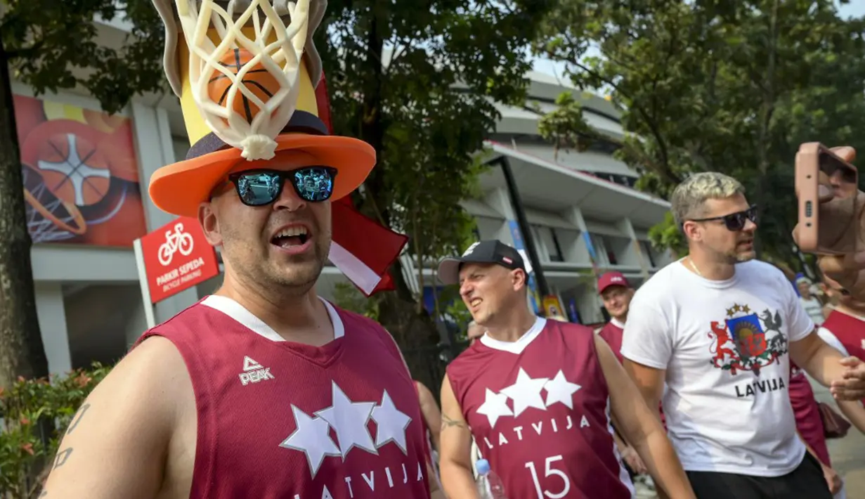 Prestasi bersejarah itu tidak disia-siakan oleh suporter Latvia untuk menyaksikan langsung FIBA World Cup 2023 di Indonesia. (BAY ISMOYO/AFP)