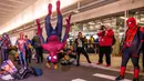 Seorang cosplayer berkostum Spider-Man melakukan backflip atau salto saat menghadiri New York Comic Con 2019 di Jacob K. Javits Convention Center, Kamis (3/10/2019). Comic Con menjadi salah satu gelaran acara yang paling dinanti para pecinta komik maupun film. (Charles Sykes/Invision/AP)