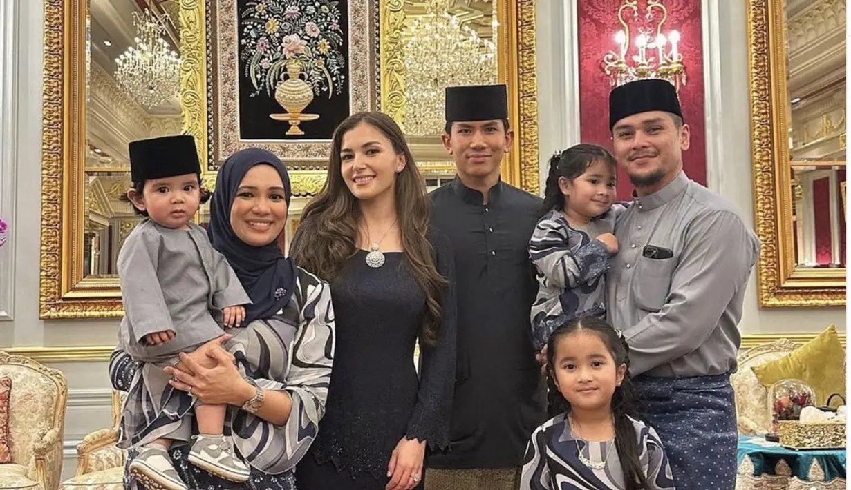 Anisha Rosnah terlihat anggun dalam balutan dress hitam. Pesona dress anggun yang sederhana hadirkan elegansi yang menjanjikan. [Foto: Instagram/ Anis.Haikk]