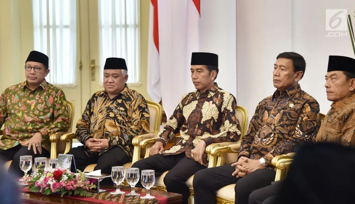 Presiden Jokowi bersama sejumlah menteri dan pejabat negara saat bersilaturahmi dengan para pemuka agama di Bogor, Jawa Barat, Sabtu (10/2). Menurut Jokowi, peran Indonesia dinantikan negara lain untuk meredam konflik. (Liputan6.com/Pool/Biro Setpres)