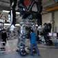  Karyawan memeriksa bagian kaki robot berawak "METHOD-2" selama demonstrasi di Gunpo, Korea Selatan, (27/12). Robot raksasa ini memiliki ketinggian 4 meter. (Reuters/Kim Hong-Ji)