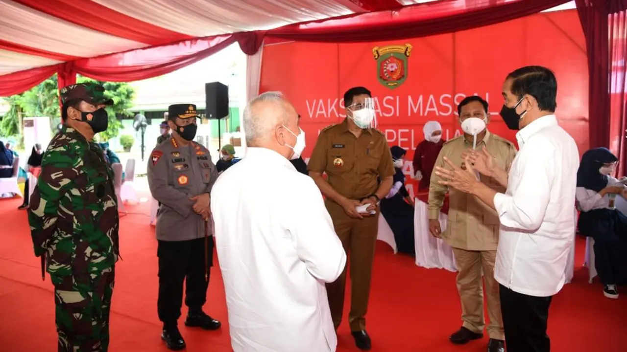 Presiden Jokowi sedang berbincang dengan Panglima TNI Gubernur Kaltim dan Kapolri dalam sebuah kunjungan kerja. (Setpres/Biro Pers)