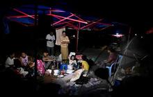 FOTO: Nestapa Korban Gempa Dahsyat Myanmar Bermalam di Tenda-Tenda Sementara