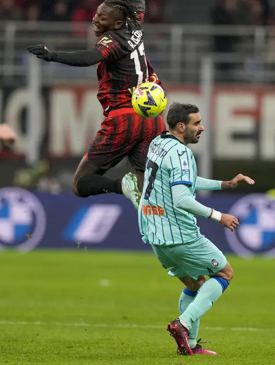 Penyerang AC Milan Rafael Leao berebut bola dengan bek Atalanta  Davide Zappacosta pada lanjutan Liga Italia Serie A musim 2022/2023, Senin (27/2/2023) dini hari WIB. AC Milan masih berada di urutan tiga, namun poinnya sama dengan Inter 47.  (AP Photo/Antonio Calanni)