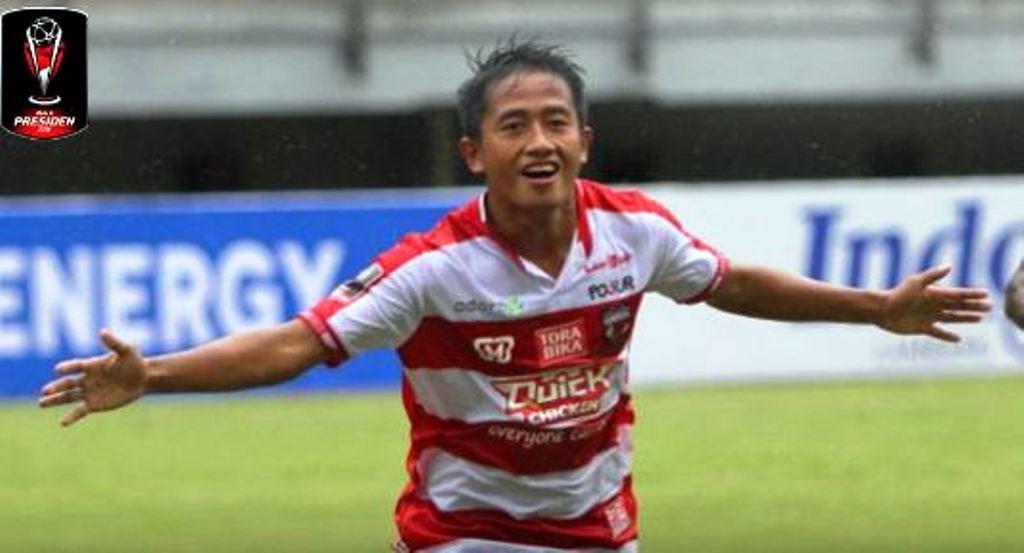 Gelandang Madura United Bayu Gatra merayakan golnya ke gawang PS TNI pada lanjutan penyisihan Grup C Piala Presiden 2018 di Stadion Gelora Bung Tomo, Surabaya, Selasa (23/1/2018). (twitter.com/maduraunitedfc)