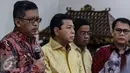 Sekjen PDIP Hasto Kristiyanto memberikan keterangan kepada awak media usai melakukan pertemuan tertutup di kediaman Ketua Umum PDIP Megawati Soekarnoputri di Jakarta, Minggu (20/11). (Liputan6.com/Faizal Fanani)