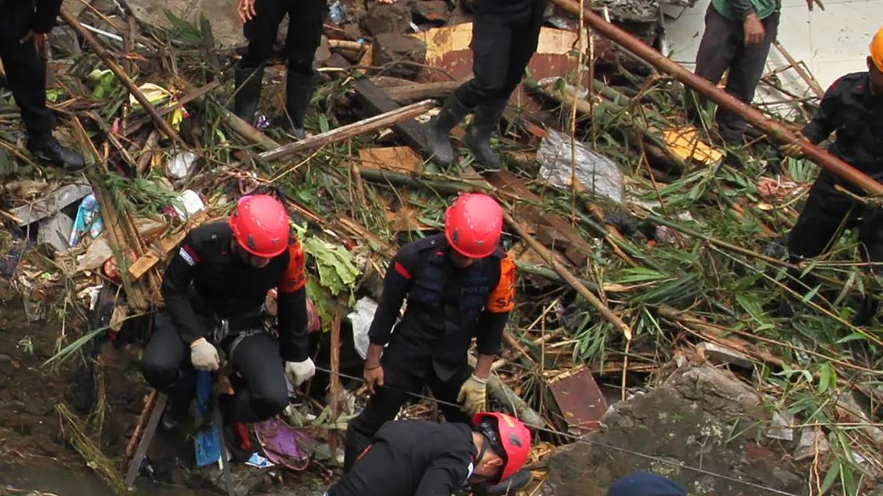 Hujan deras yang melanda Kota Bogor tadi malam, menyebabkan banjir dan tanah longsor di beberapa lokasi.