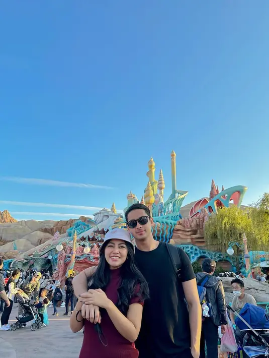 Tampil chic keduanya saat kencan di theme park. Rachel terlihat mengenakan turtleneck berwarna ungu wine dan bucket hat, Salim dengan gaya khasnya, yaitu kaus hitam. Foto: Instagram.