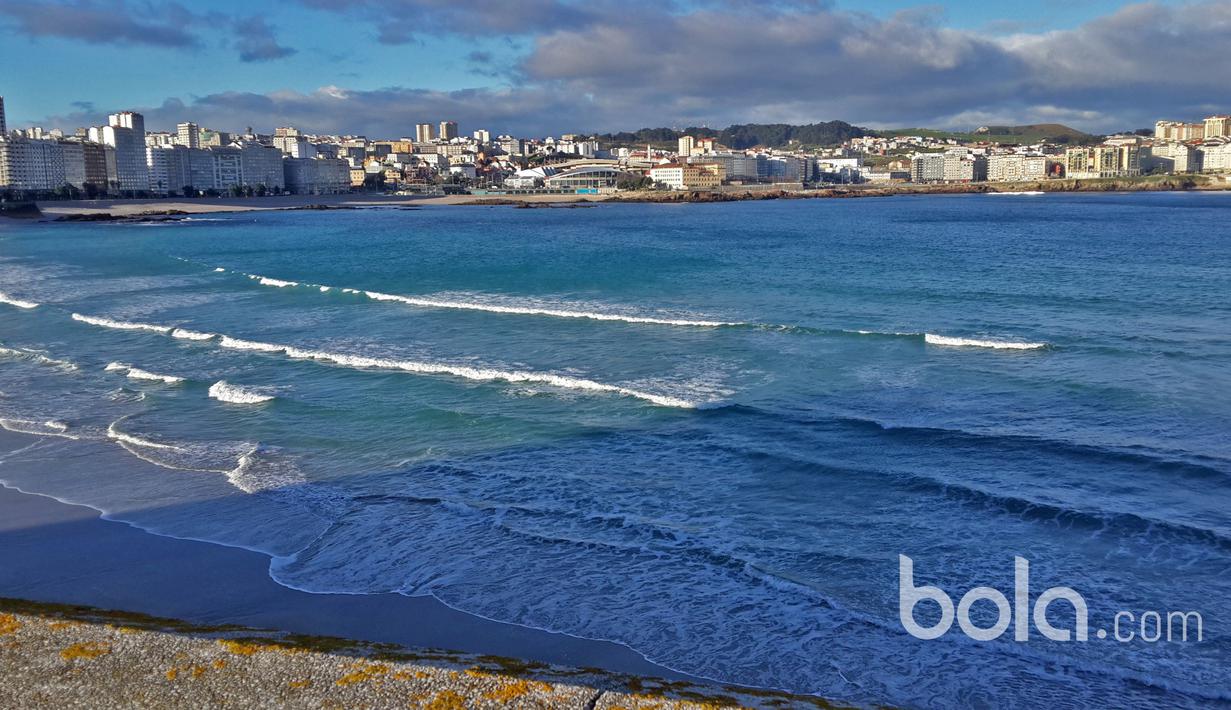Pemandangan Samudera Atlantik dari Playa de Riazor di Kota La Coruna. (Bola.com/Okky Herman Dilaga)